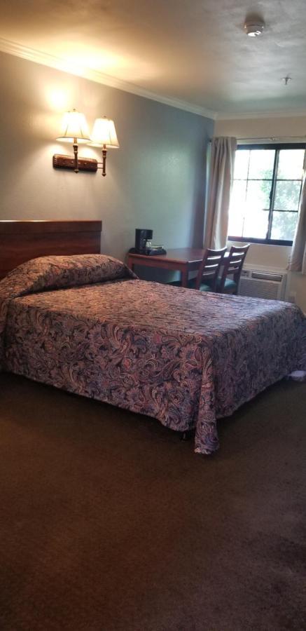 Sierra Crossing Hotel 2*